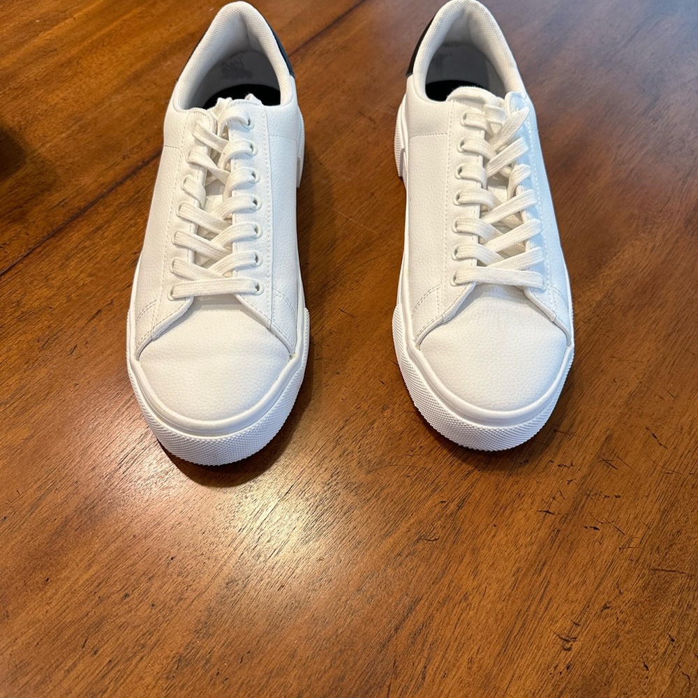 Men’s H&M white sneaker.  Size 40